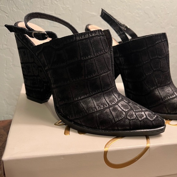 Kim Pointed Toe Slingback Pump
42 GOLD - Picture 2 of 9